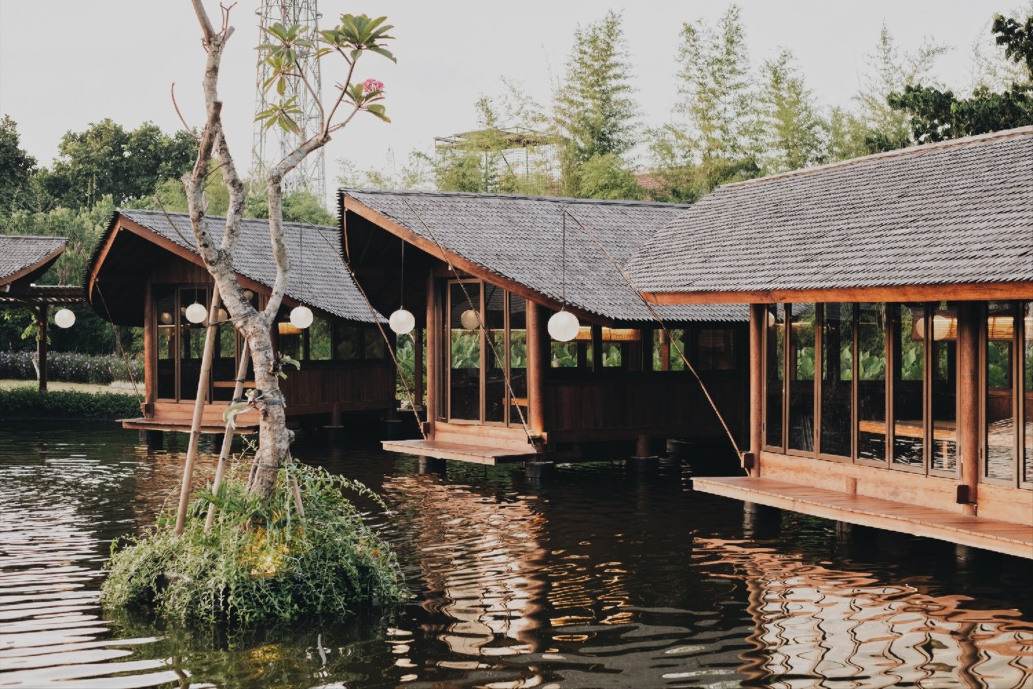 Talaga Sampireun Pavilions 由 Seniman Ruang 设计