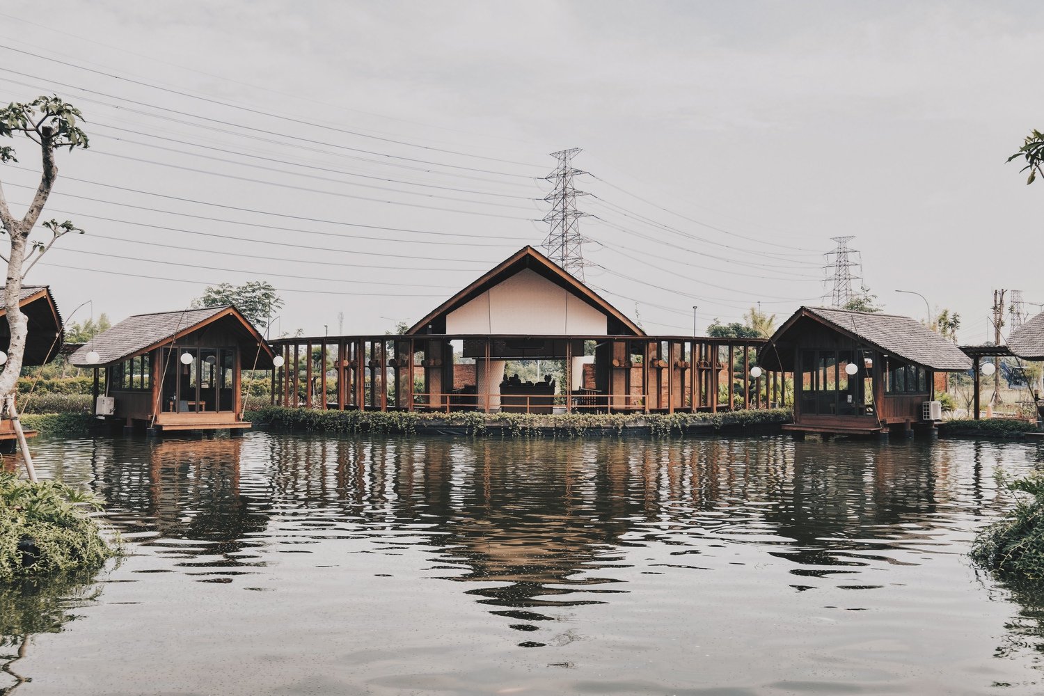 Talaga Sampireun Pavilions 由 Seniman Ruang 设计