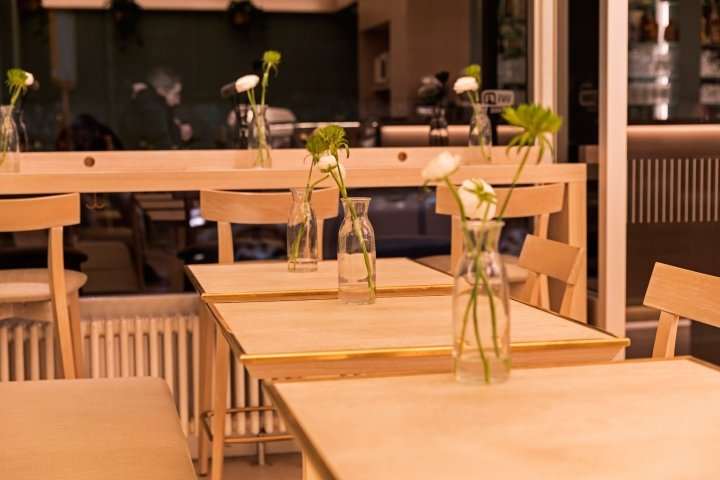 由 Correa Granados Architects 设计的七巧板咖啡馆，意大利米兰