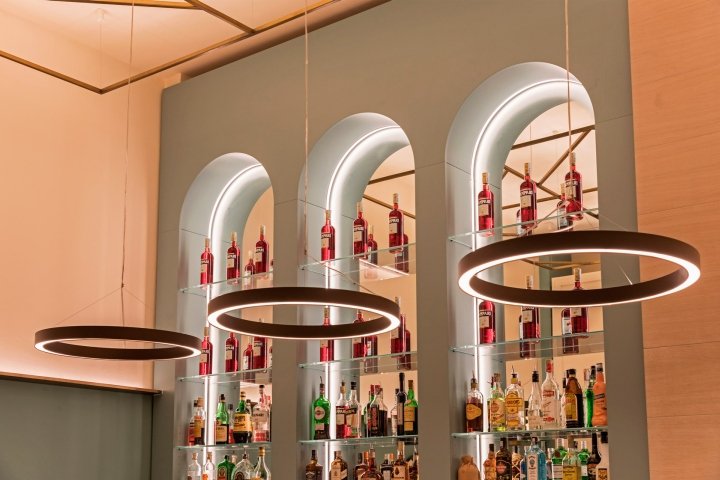 由 Correa Granados Architects 设计的七巧板咖啡馆，意大利米兰