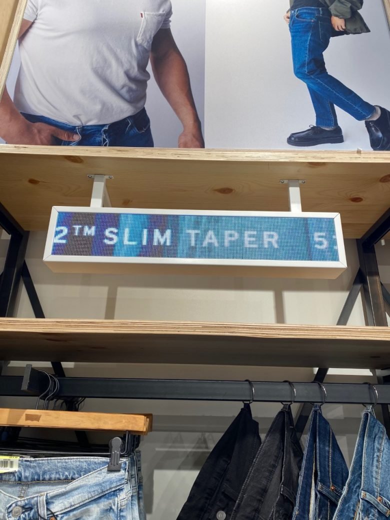 Levi’s® 牛仔裤和 T 恤 X Lucky Fox