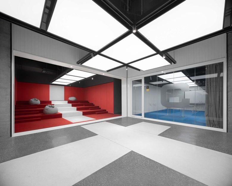 叠加建筑的拱廊办公室