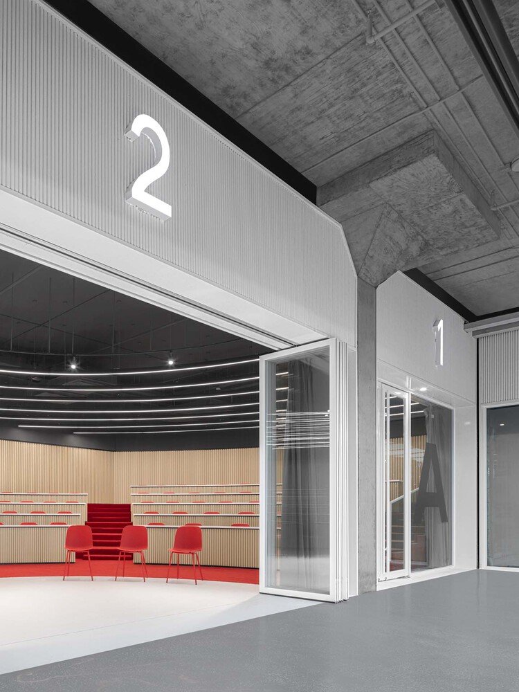 叠加建筑的拱廊办公室