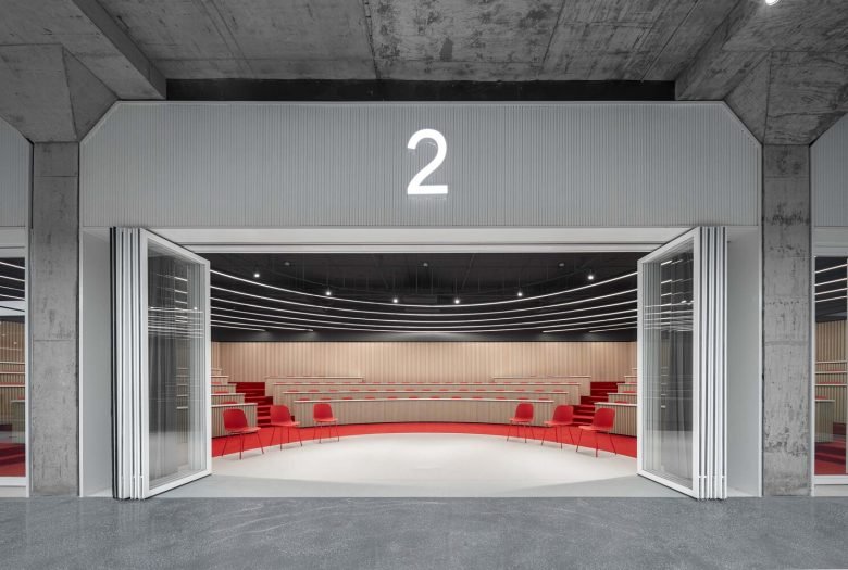 叠加建筑的拱廊办公室