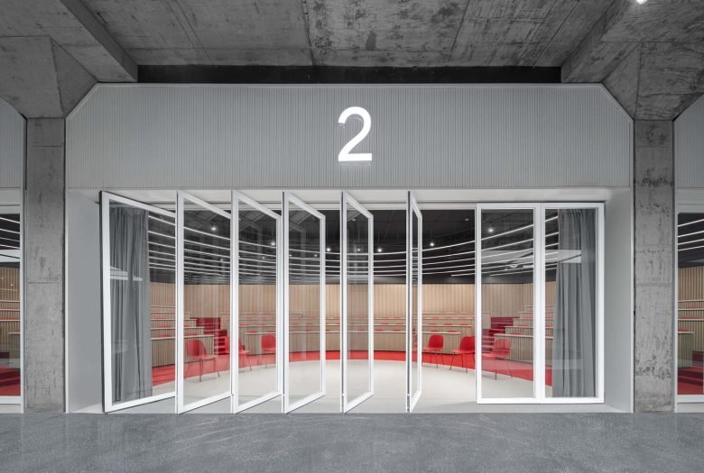 叠加建筑的拱廊办公室