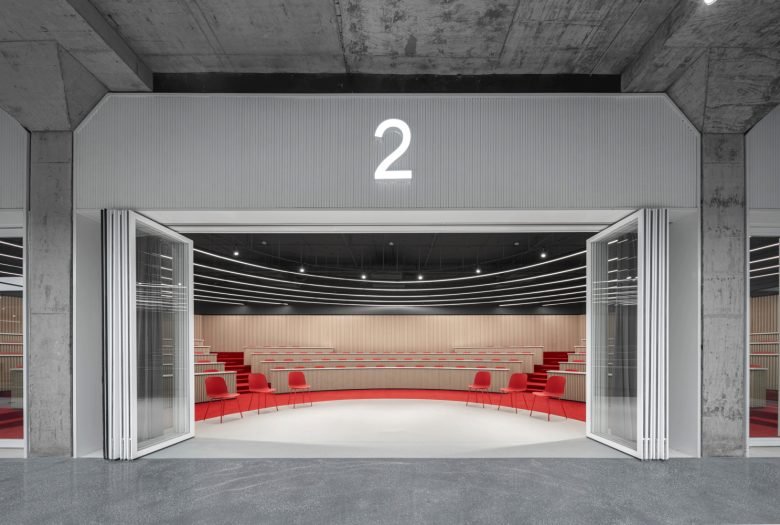 叠加建筑的拱廊办公室