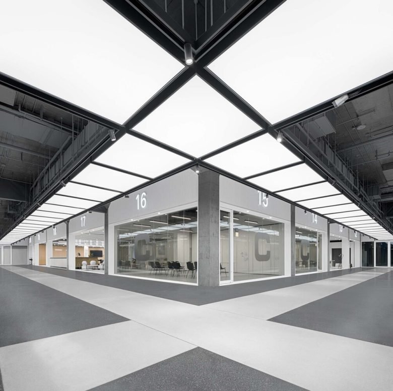 叠加建筑的拱廊办公室