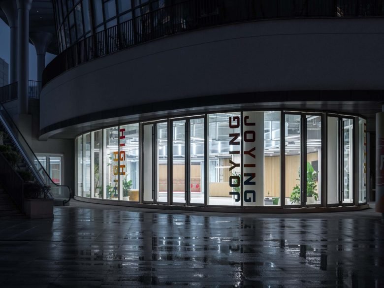 叠加建筑的拱廊办公室