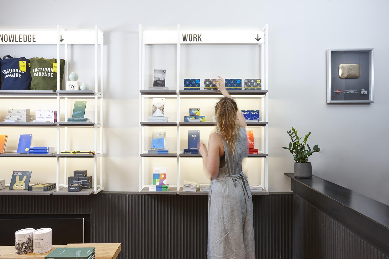 A Shop For Life – The School Of Life 伦敦店由建筑师 Sash Scott 和 Tamzin Hanke 翻新。