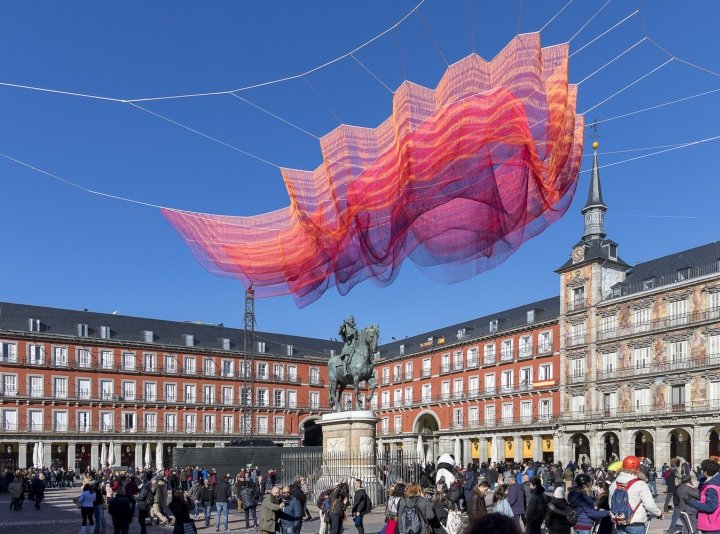 西班牙马德里，珍妮特·埃切尔曼 (Janet Echelman) 设计的马德里市长广场上受时间启发的网状雕塑