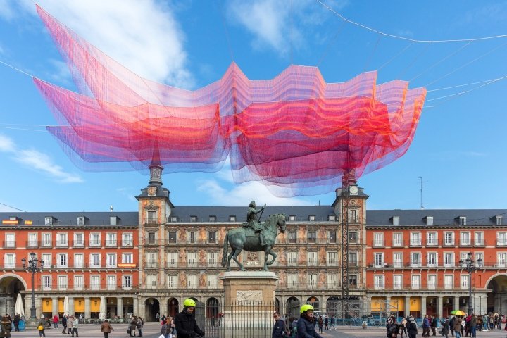 西班牙马德里，珍妮特·埃切尔曼 (Janet Echelman) 设计的马德里市长广场上受时间启发的网状雕塑