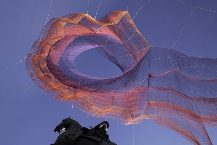 西班牙马德里，珍妮特·埃切尔曼 (Janet Echelman) 设计的马德里市长广场上受时间启发的网状雕塑