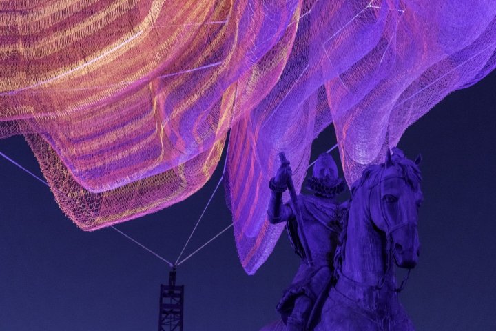 西班牙马德里，珍妮特·埃切尔曼 (Janet Echelman) 设计的马德里市长广场上受时间启发的网状雕塑