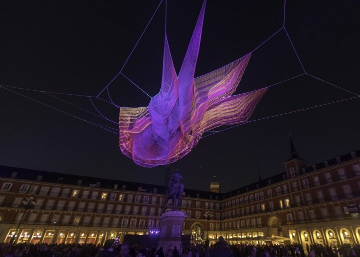 西班牙马德里，珍妮特·埃切尔曼 (Janet Echelman) 设计的马德里市长广场上受时间启发的网状雕塑