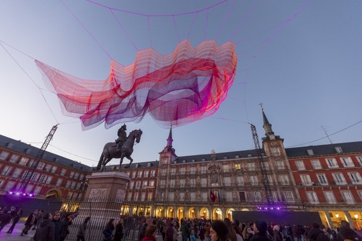 西班牙马德里，珍妮特·埃切尔曼 (Janet Echelman) 设计的马德里市长广场上受时间启发的网状雕塑