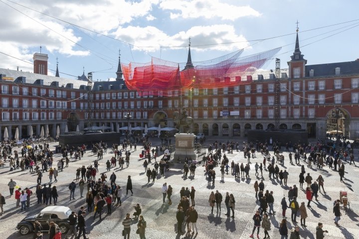 西班牙马德里，珍妮特·埃切尔曼 (Janet Echelman) 设计的马德里市长广场上受时间启发的网状雕塑