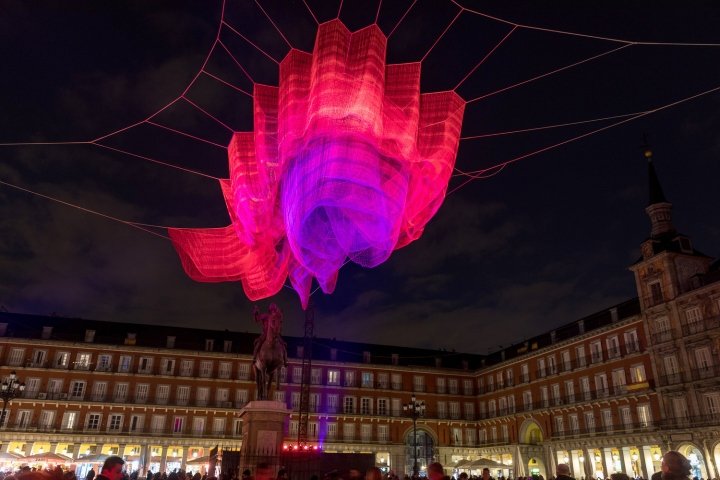 西班牙马德里，珍妮特·埃切尔曼 (Janet Echelman) 设计的马德里市长广场上受时间启发的网状雕塑