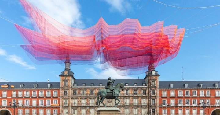 西班牙马德里，珍妮特·埃切尔曼 (Janet Echelman) 设计的马德里市长广场上受时间启发的网状雕塑