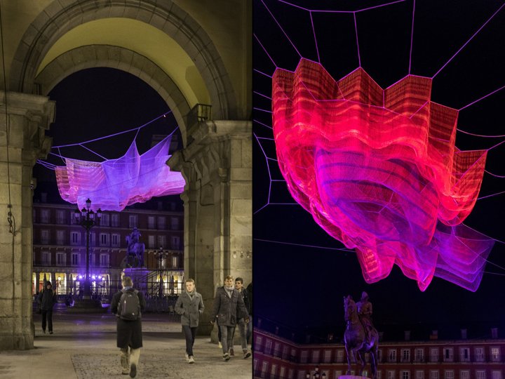 西班牙马德里，珍妮特·埃切尔曼 (Janet Echelman) 设计的马德里市长广场上受时间启发的网状雕塑