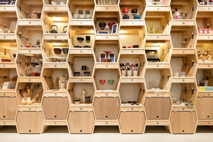 “东北标准”纪念品店，由日本芦泽敬二设计公司和 Delinium Arquitectes 设计