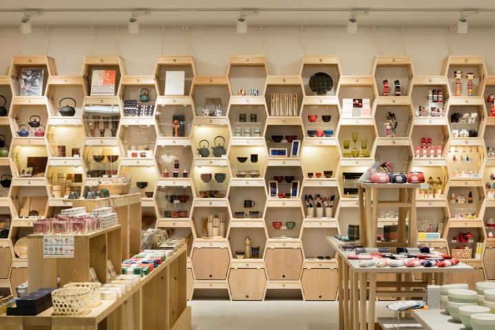 “东北标准”纪念品店，由日本芦泽敬二设计公司和 Delinium Arquitectes 设计
