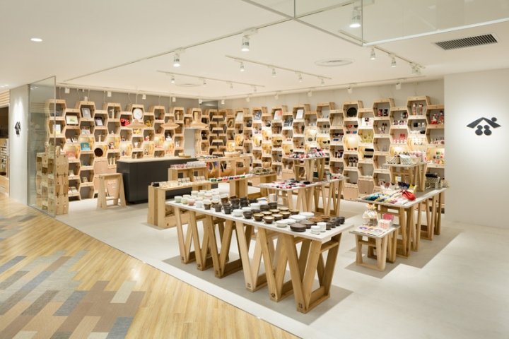 “东北标准”纪念品店，由日本芦泽敬二设计公司和 Delinium Arquitectes 设计