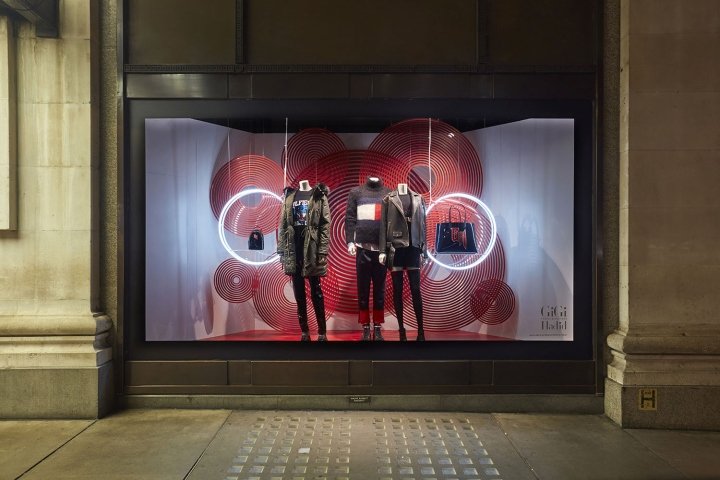 Tommy Hilfiger x Gigi Hadid 在英国伦敦 StudioXAG 伦敦时装周上进行时装秀