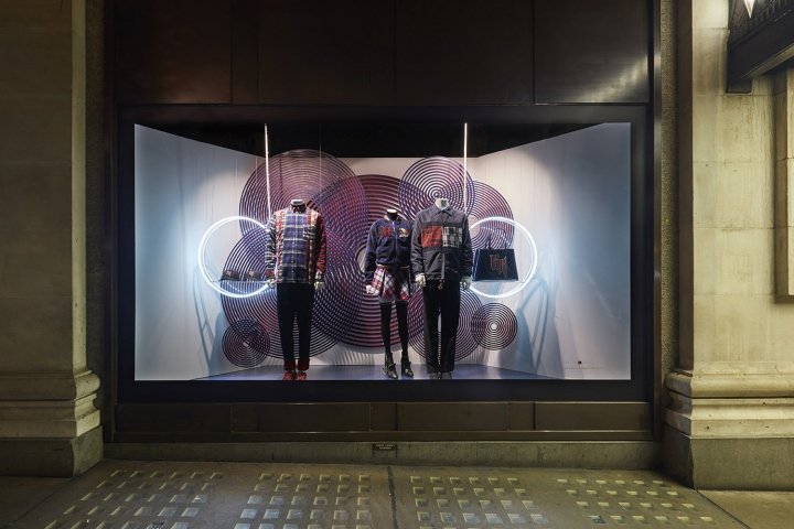 Tommy Hilfiger x Gigi Hadid 在英国伦敦 StudioXAG 伦敦时装周上进行时装秀