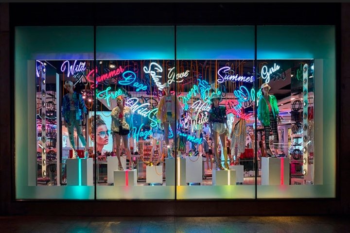 Topshop 牛津街 – 霓虹夏日之窗，伦敦 – 英国