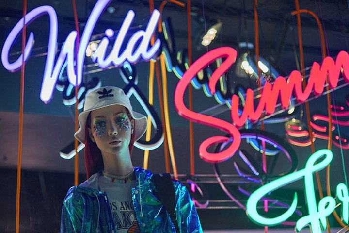 Topshop 牛津街 – 霓虹夏日之窗，伦敦 – 英国