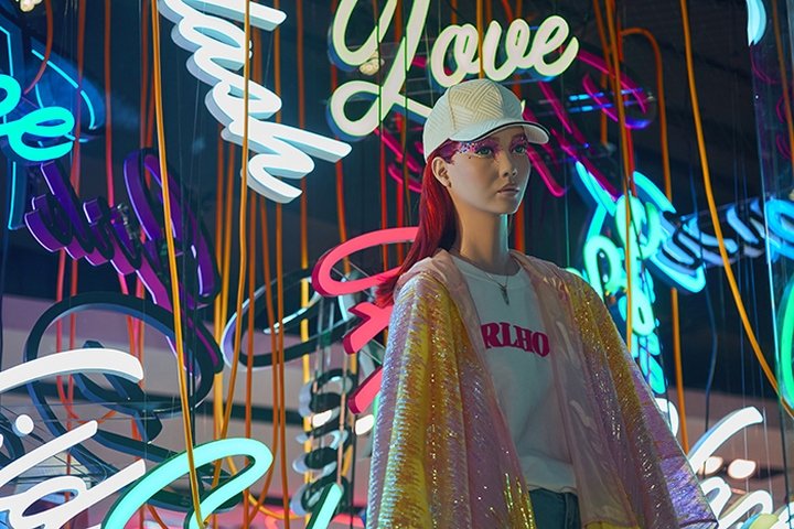 Topshop 牛津街 – 霓虹夏日之窗，伦敦 – 英国