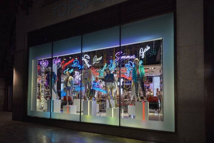Topshop 牛津街 – 霓虹夏日之窗，伦敦 – 英国