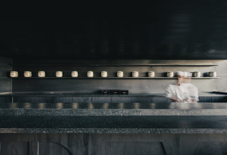 Esrawe Studio 设计的 Tori Tori 餐厅