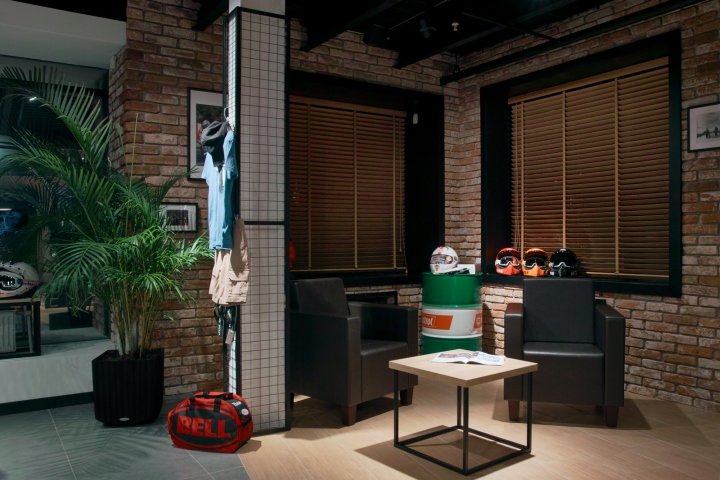 由 Alex Feskov 设计的 Triumph 摩托车店，俄罗斯莫斯科