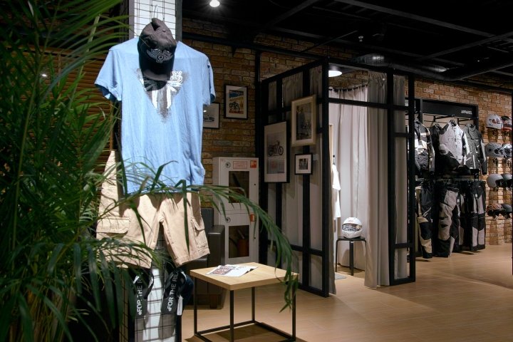 由 Alex Feskov 设计的 Triumph 摩托车店，俄罗斯莫斯科