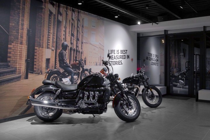 由 Alex Feskov 设计的 Triumph 摩托车店，俄罗斯莫斯科