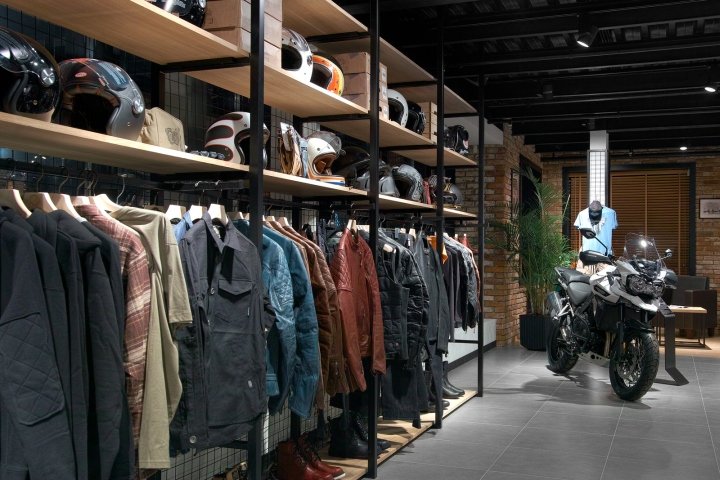 由 Alex Feskov 设计的 Triumph 摩托车店，俄罗斯莫斯科