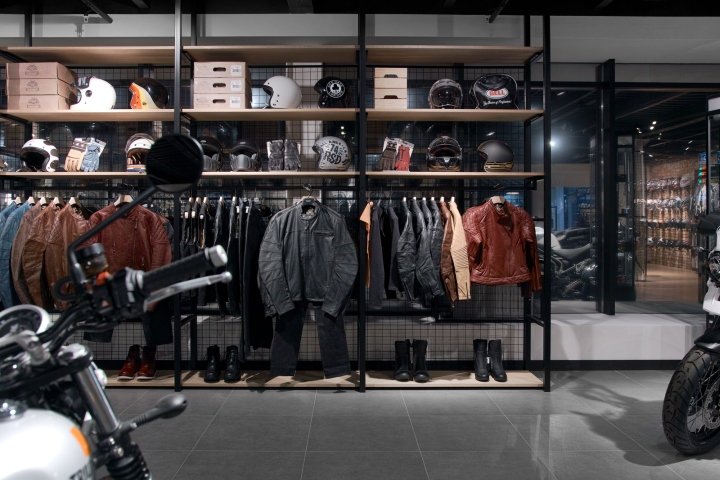 由 Alex Feskov 设计的 Triumph 摩托车店，俄罗斯莫斯科