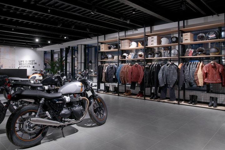 由 Alex Feskov 设计的 Triumph 摩托车店，俄罗斯莫斯科