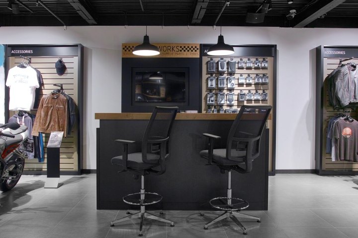 由 Alex Feskov 设计的 Triumph 摩托车店，俄罗斯莫斯科