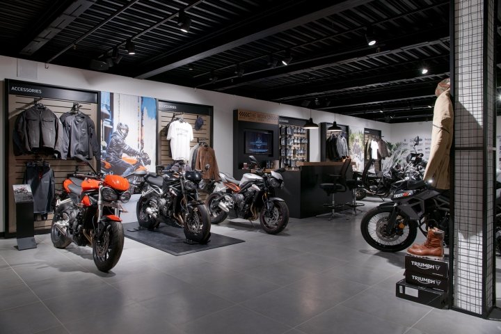 由 Alex Feskov 设计的 Triumph 摩托车店，俄罗斯莫斯科