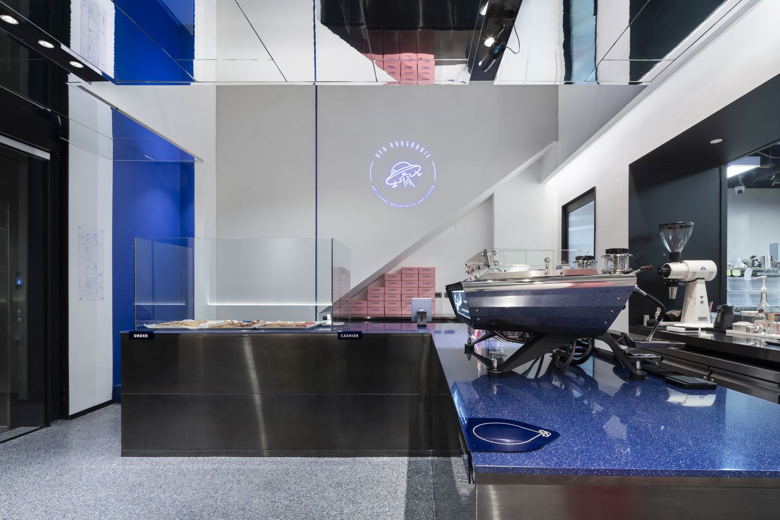 宇宙飞船的 UFO 甜甜圈