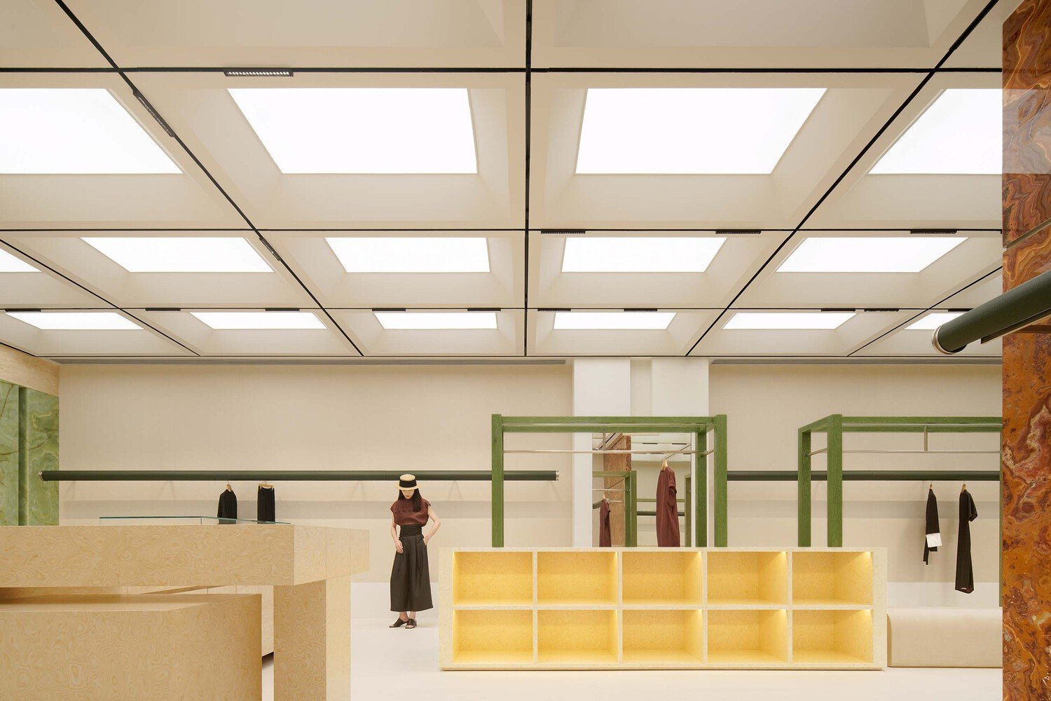 由 One Fine Day Studio & Partners 设计的 UIXIU 精品店