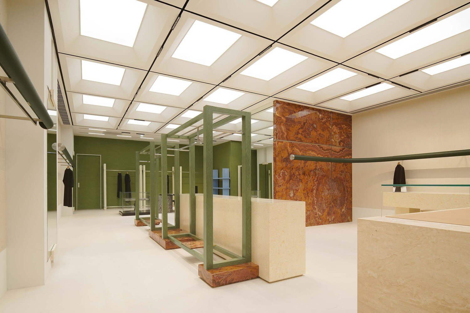 由 One Fine Day Studio & Partners 设计的 UIXIU 精品店