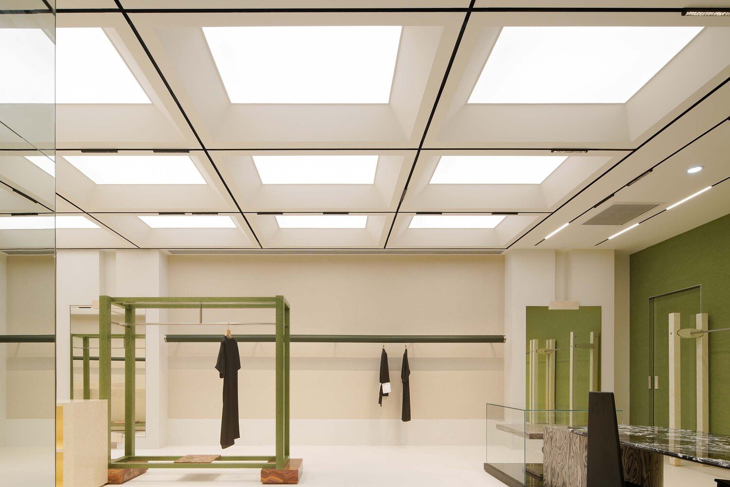 由 One Fine Day Studio & Partners 设计的 UIXIU 精品店