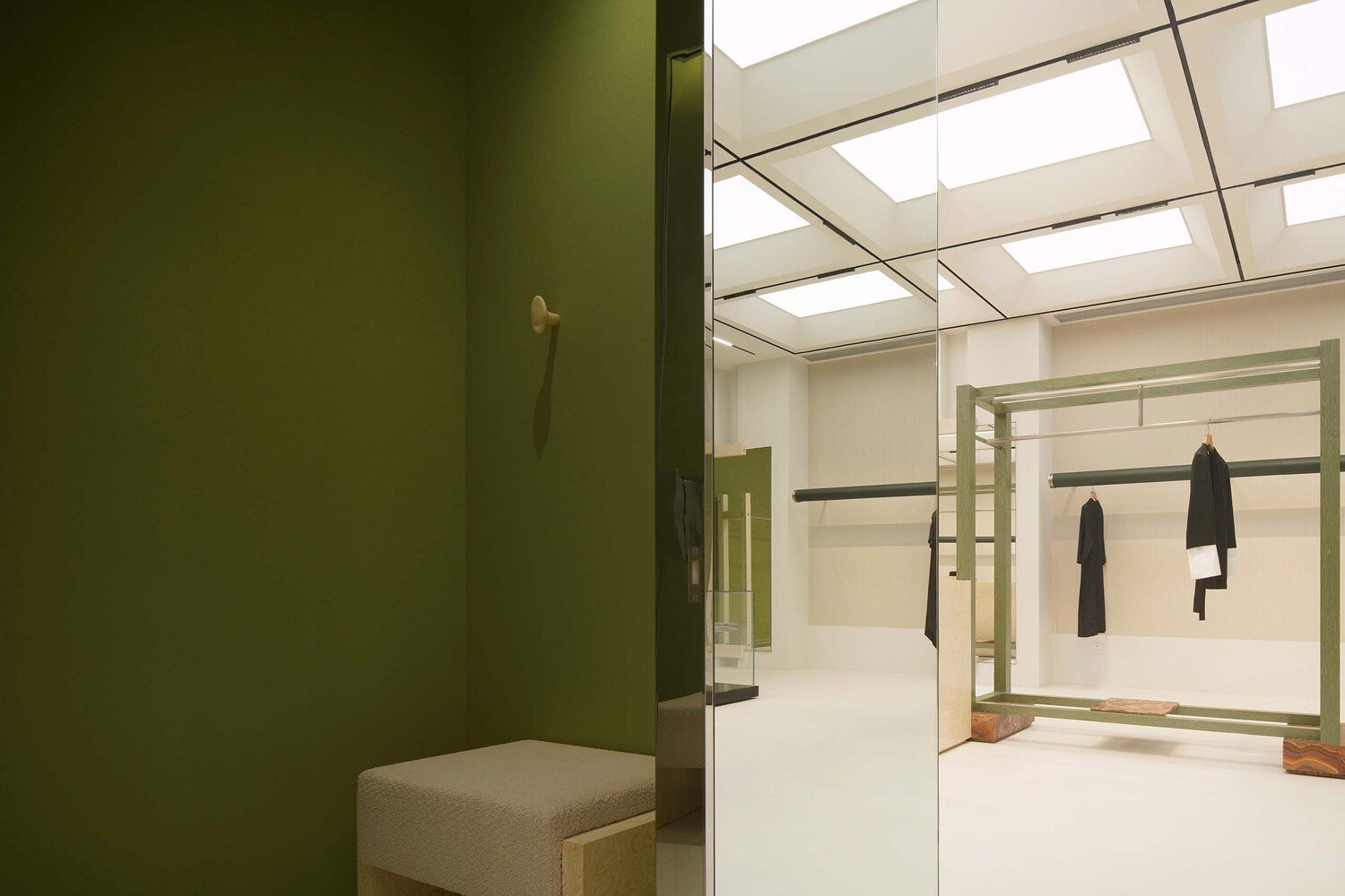 由 One Fine Day Studio & Partners 设计的 UIXIU 精品店