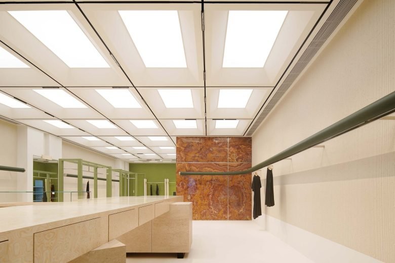 由 One Fine Day Studio & Partners 设计的 UIXIU 精品店