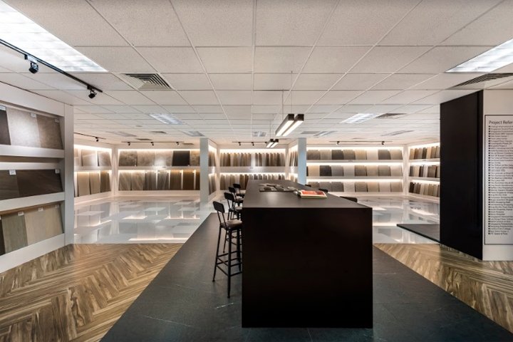 通用建筑产品陈列室由 Casey Chua / ADX Architects 设计，新加坡