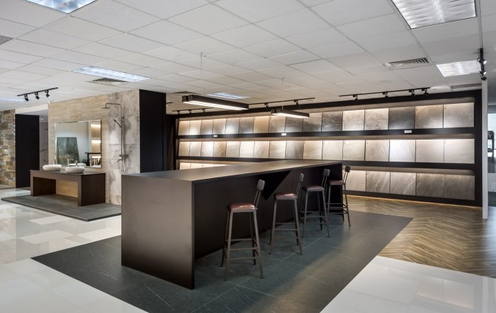 通用建筑产品陈列室由 Casey Chua / ADX Architects 设计，新加坡