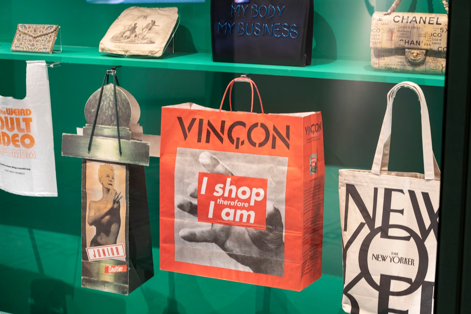 V&A 手袋：MUTT 工作室举办的 Inside Out 展览